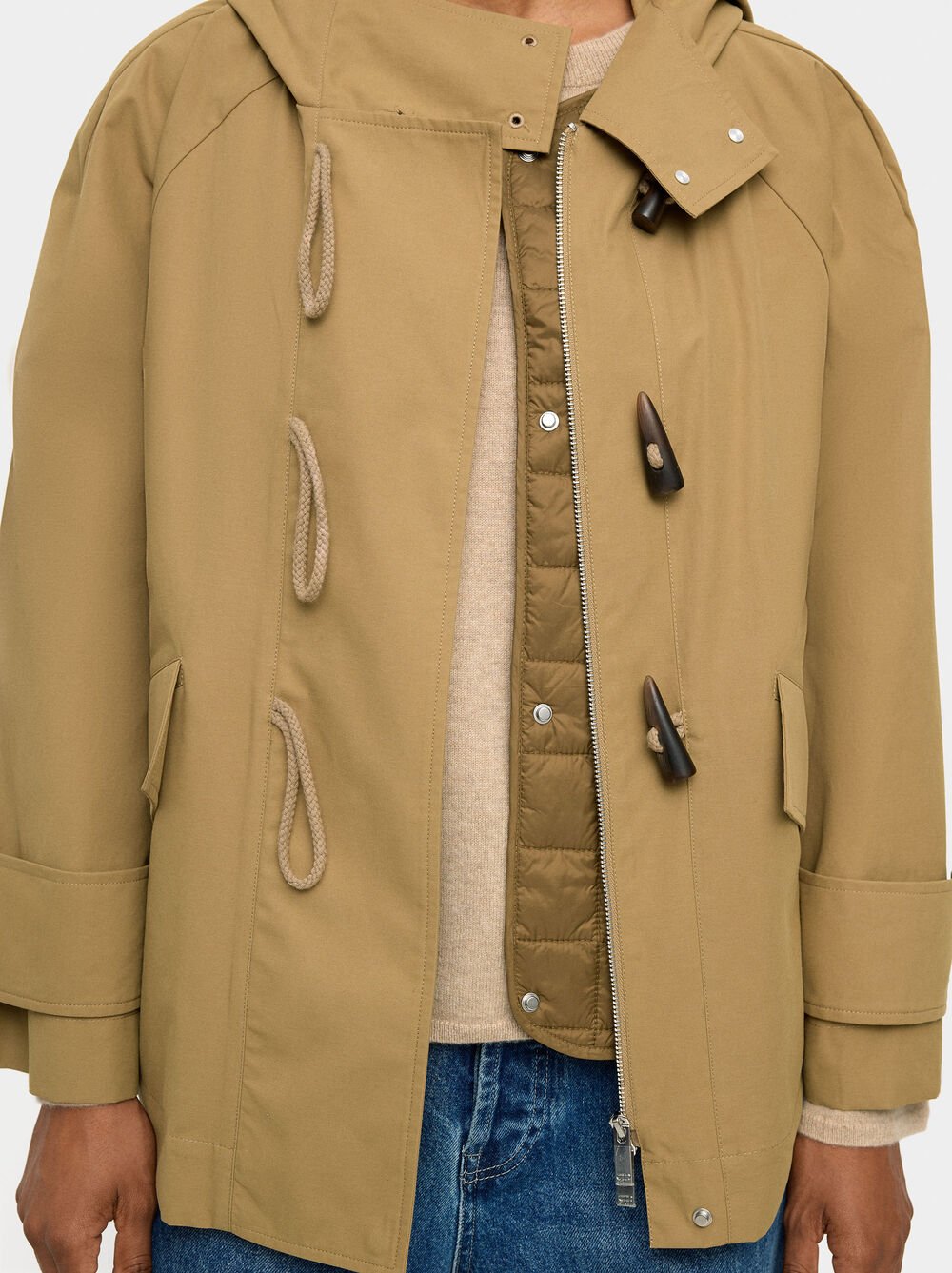 Casaco com capuz e colete