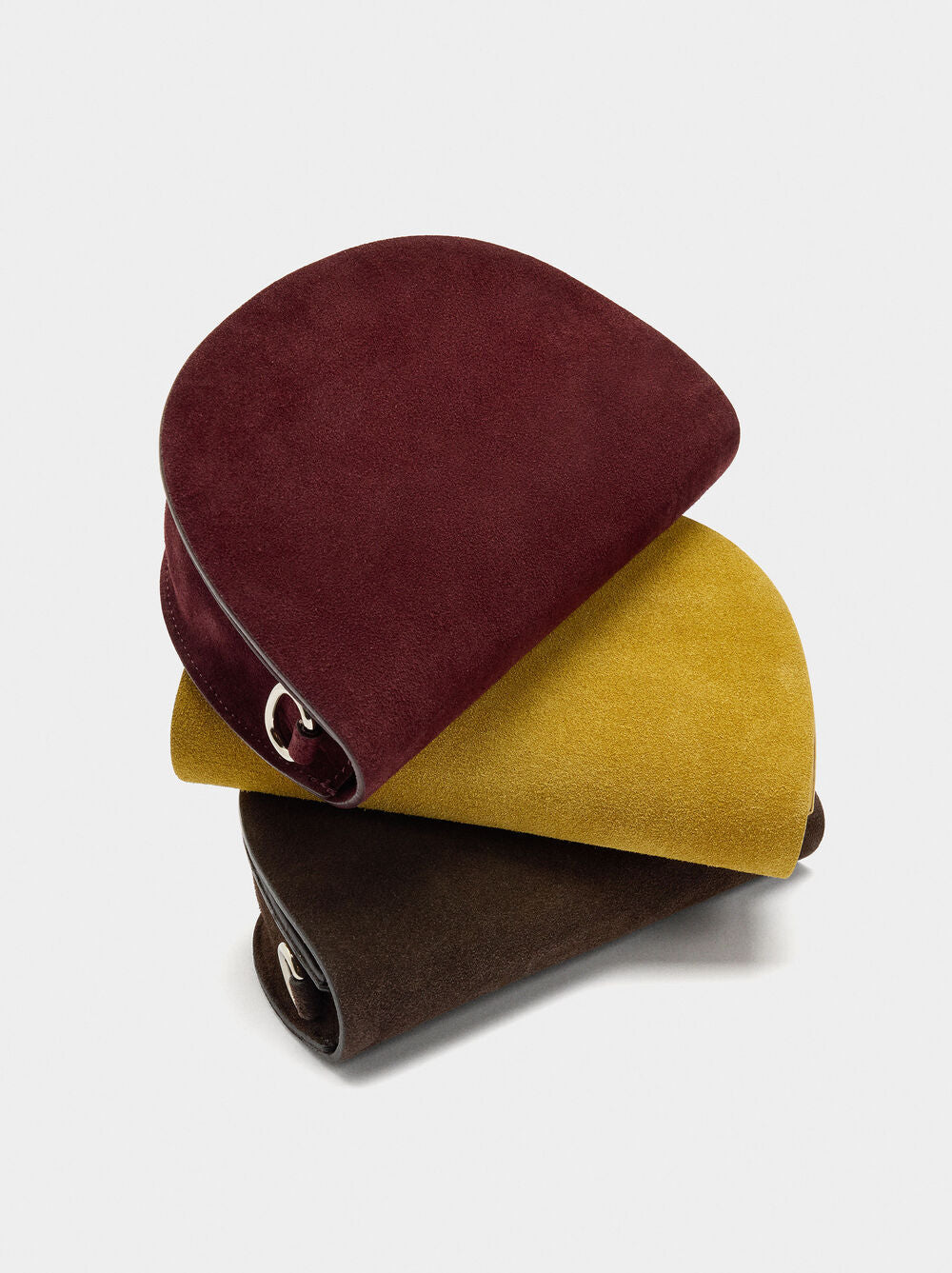 Mala tiracolo de camurça com aba