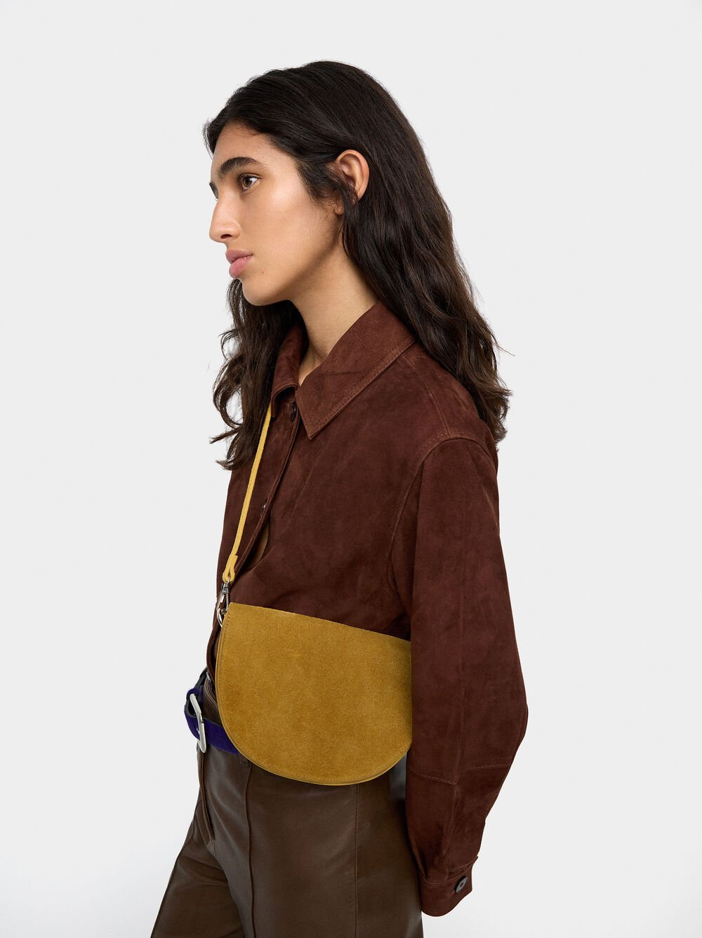 Mala tiracolo de camurça com aba