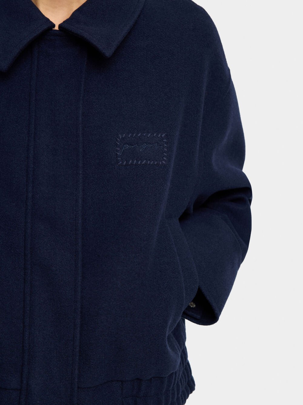 Casaco com bolsos e elástico