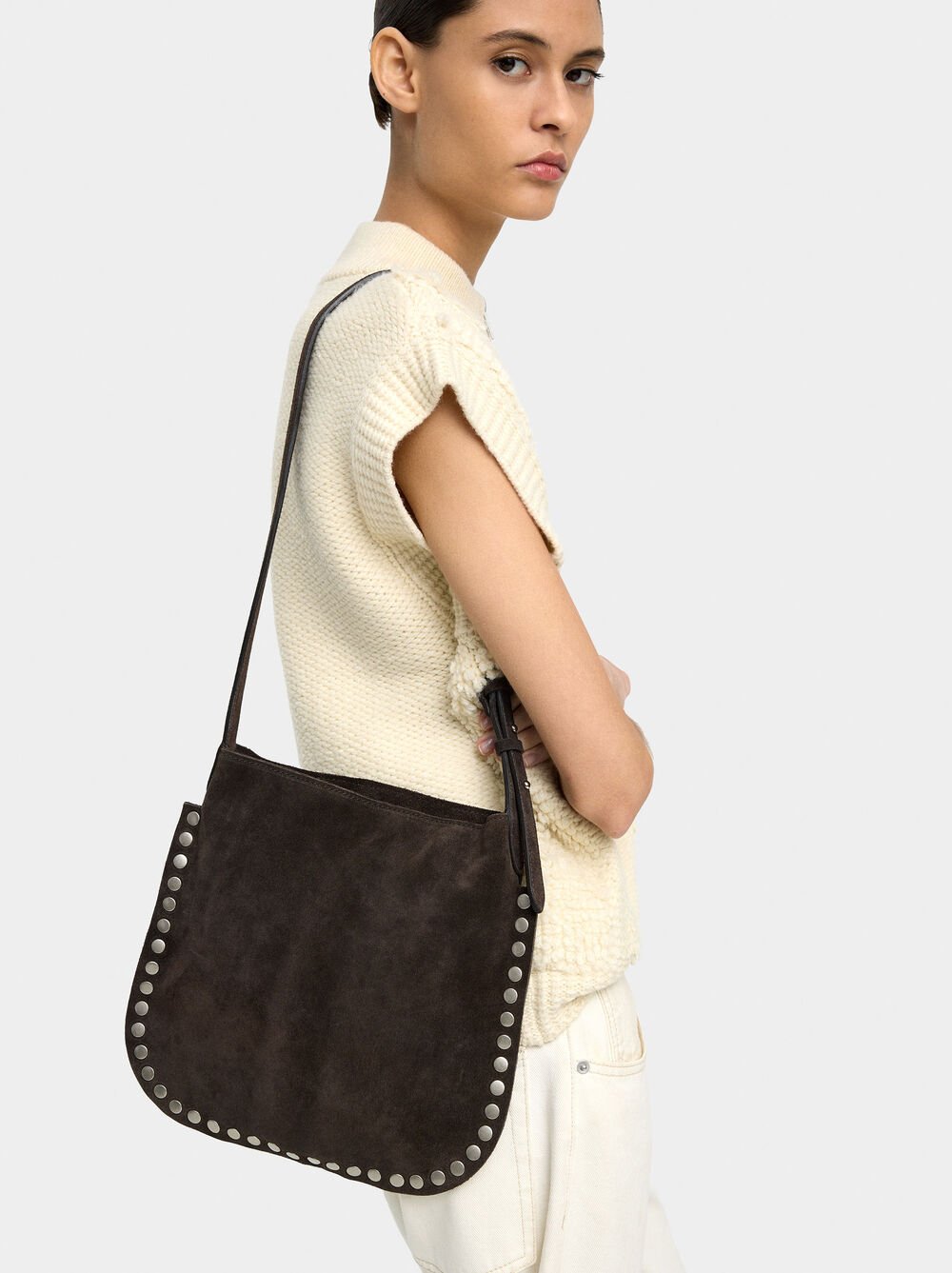 Mala tiracolo de pele com tachas