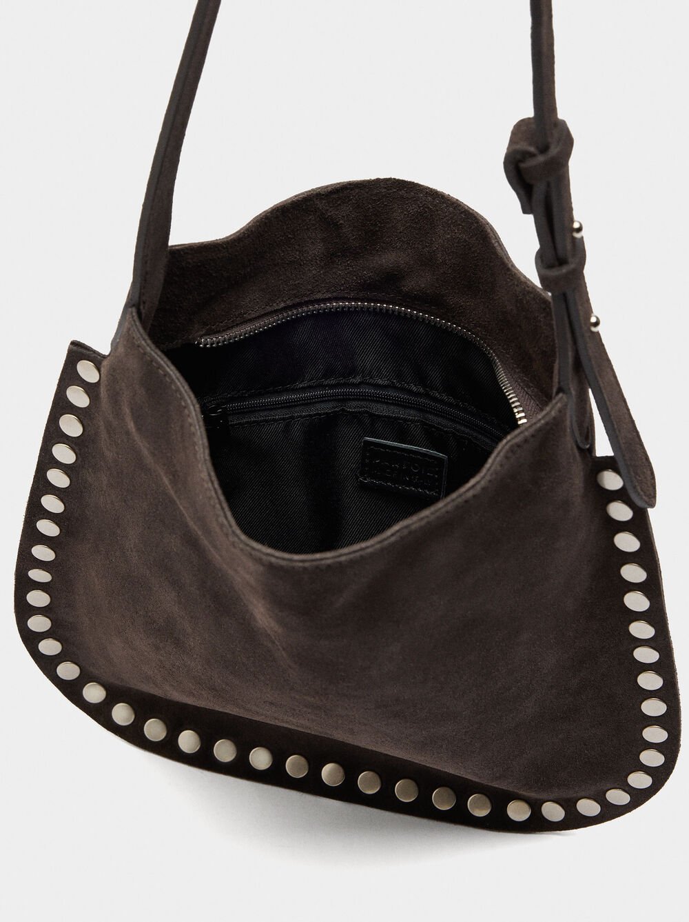 Mala tiracolo de pele com tachas