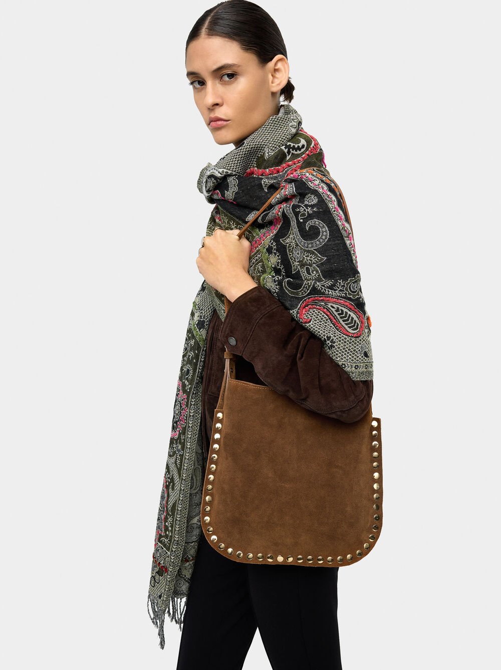 Mala tiracolo de pele com tachas