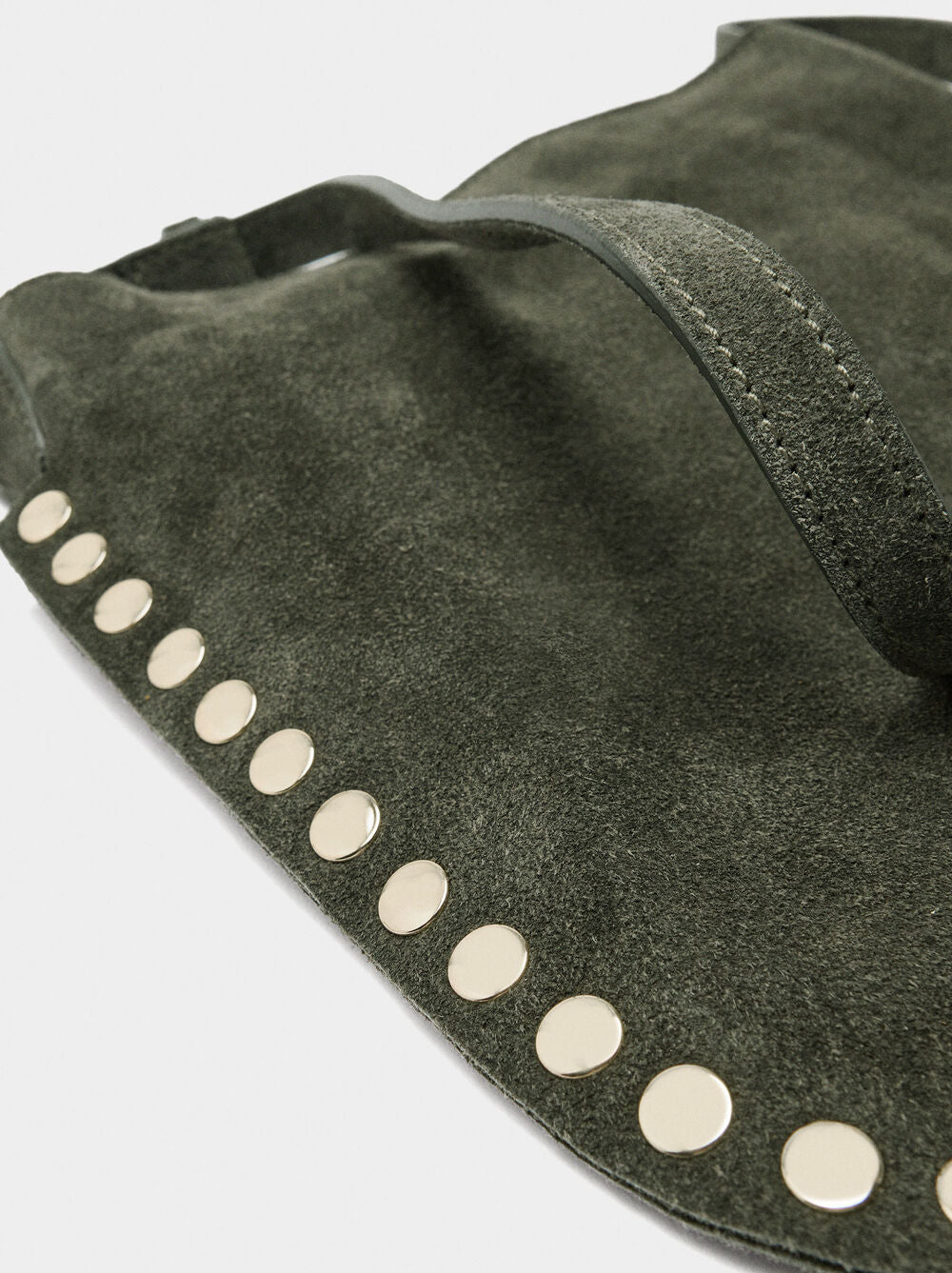 Mala tiracolo de pele com tachas