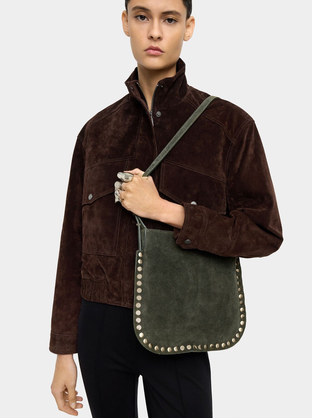 Mala tiracolo de pele com tachas