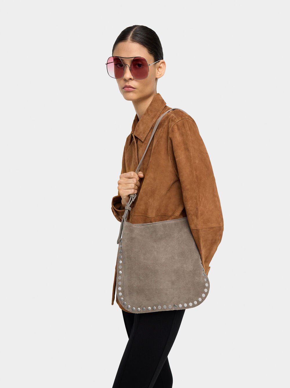 Mala tiracolo de pele com tachas