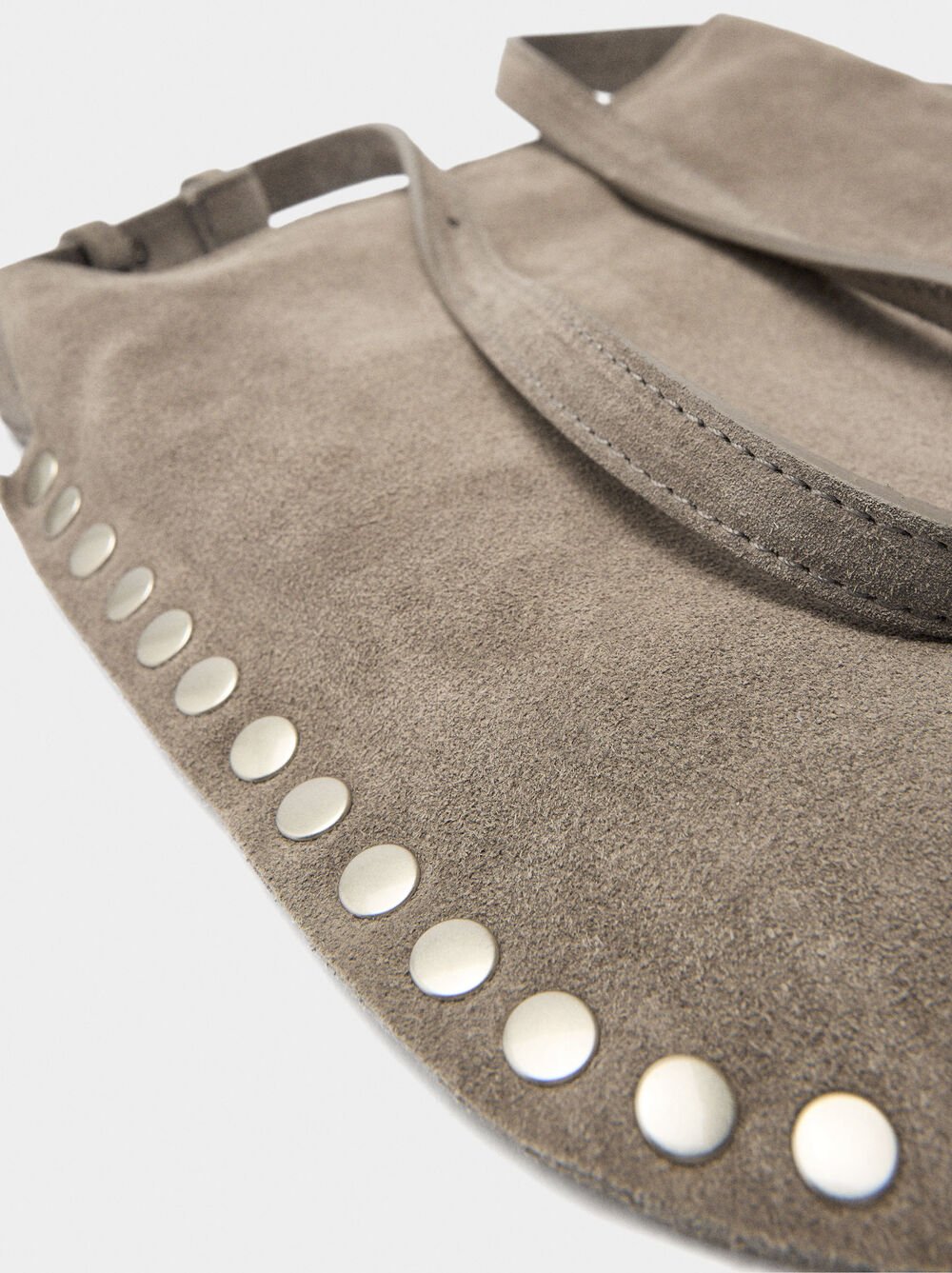 Mala tiracolo de pele com tachas