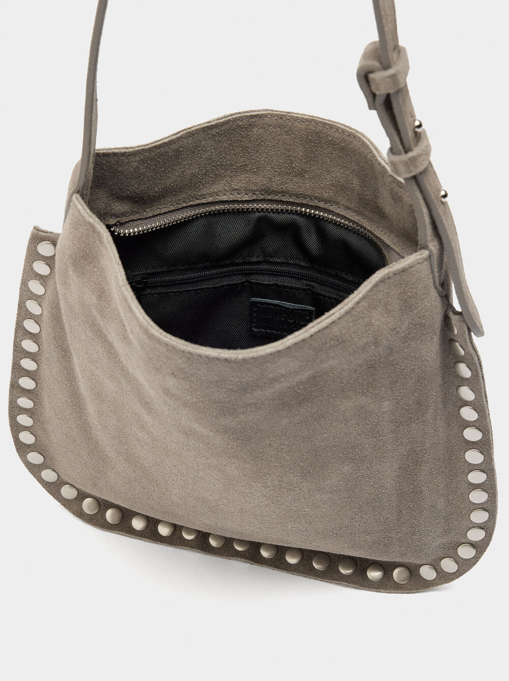 Mala tiracolo de pele com tachas